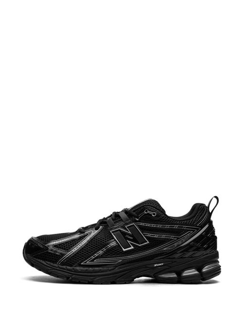 Sneaker nera di NEW BALANCE caratterizzata da logo laterale, suola segmentata e lacci. NEW BALANCE | M1906RCHBLACK